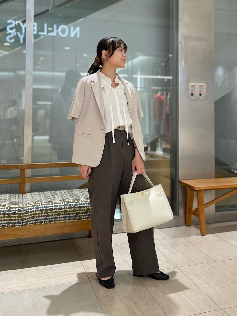 「シンプルコーデ、お出かけコーデ、モノトーン、シンプルスタイル、パンツスタイル」｜「NOLLEY’S Sophiのウォッシャブル麻調ドライシャンタンライトワイドパンツ（その他パンツ、グレー系）」を使った、ワタナベさん（骨格ナチュラル・レディース・157cm）の秋コーディネートの7枚目の写真