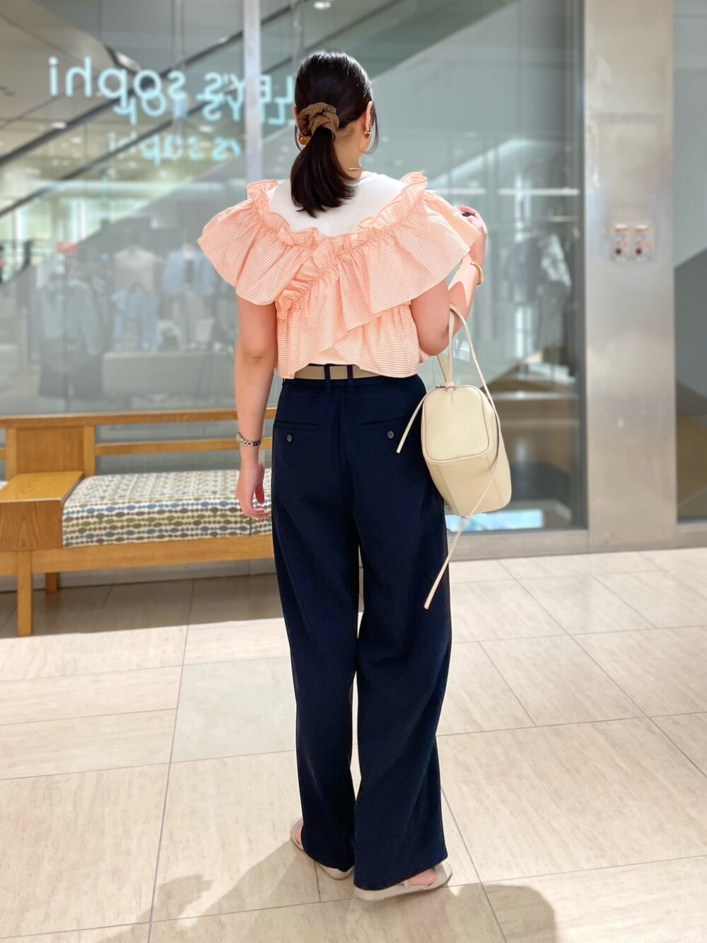 ブルー系のその他パンツ、ベージュ系のベルト、ゴールド系のブレスレットを着用したレディースの秋コーディネートの8枚目の写真