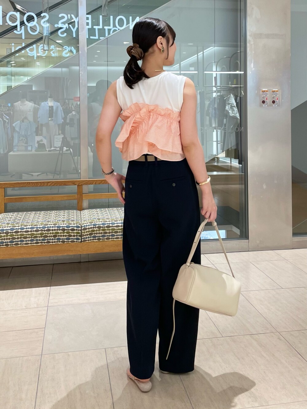 ブルー系のその他パンツ、ベージュ系のベルト、ゴールド系のブレスレットを着用したレディースの秋コーディネートの6枚目の写真