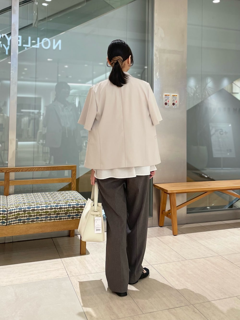 「シンプルコーデ、お出かけコーデ、モノトーン、シンプルスタイル、パンツスタイル」｜「NOLLEY’S Sophiのウォッシャブル麻調ドライシャンタンライトワイドパンツ（その他パンツ、グレー系）」を使った、ワタナベさん（骨格ナチュラル・レディース・157cm）の秋コーディネートの4枚目の写真