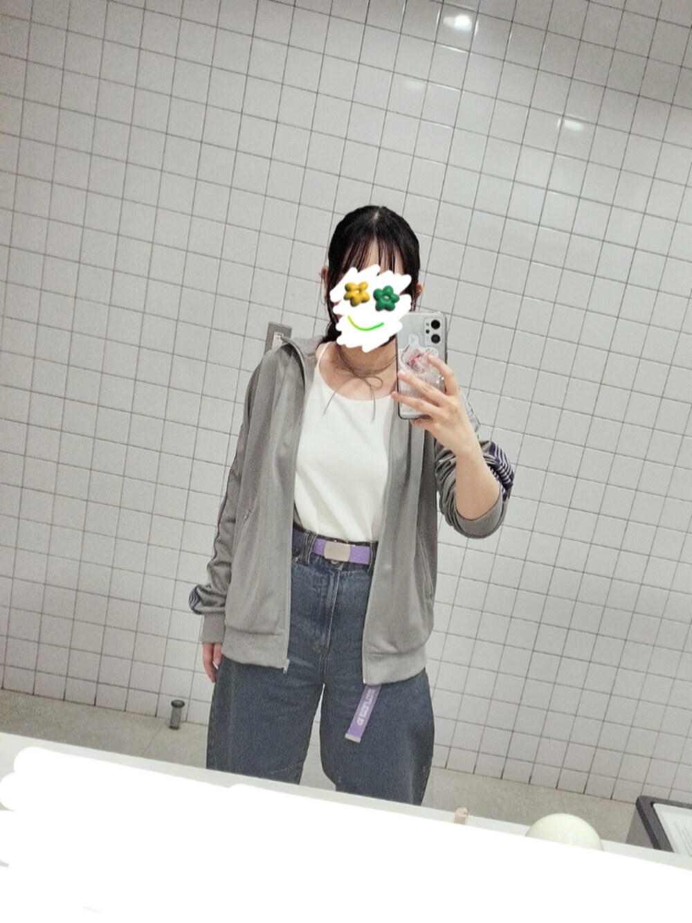 「top of the hillのライン入りジョグトップ（ジャージ、グレー系）」を使った、🔆💤さん（レディース・160cm）の春コーディネートの2枚目の写真