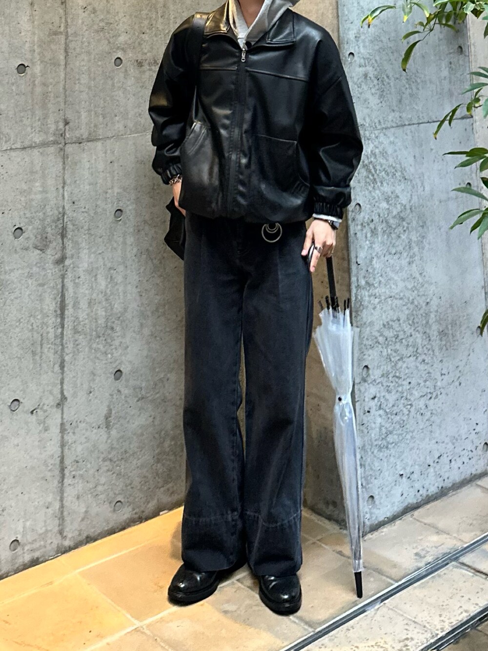 ブラック系のデニムパンツ、ベージュ系のキーホルダー、ブラック系のキャップを着用したメンズの冬コーディネートの2枚目の写真