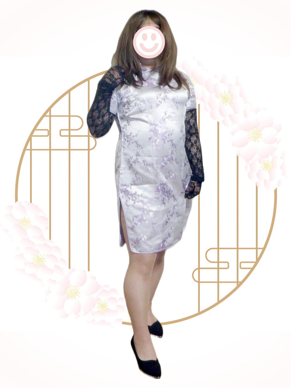 ブラック系のパンプス、パープル系のドレスを着用したレディースの秋コーディネートの3枚目の写真