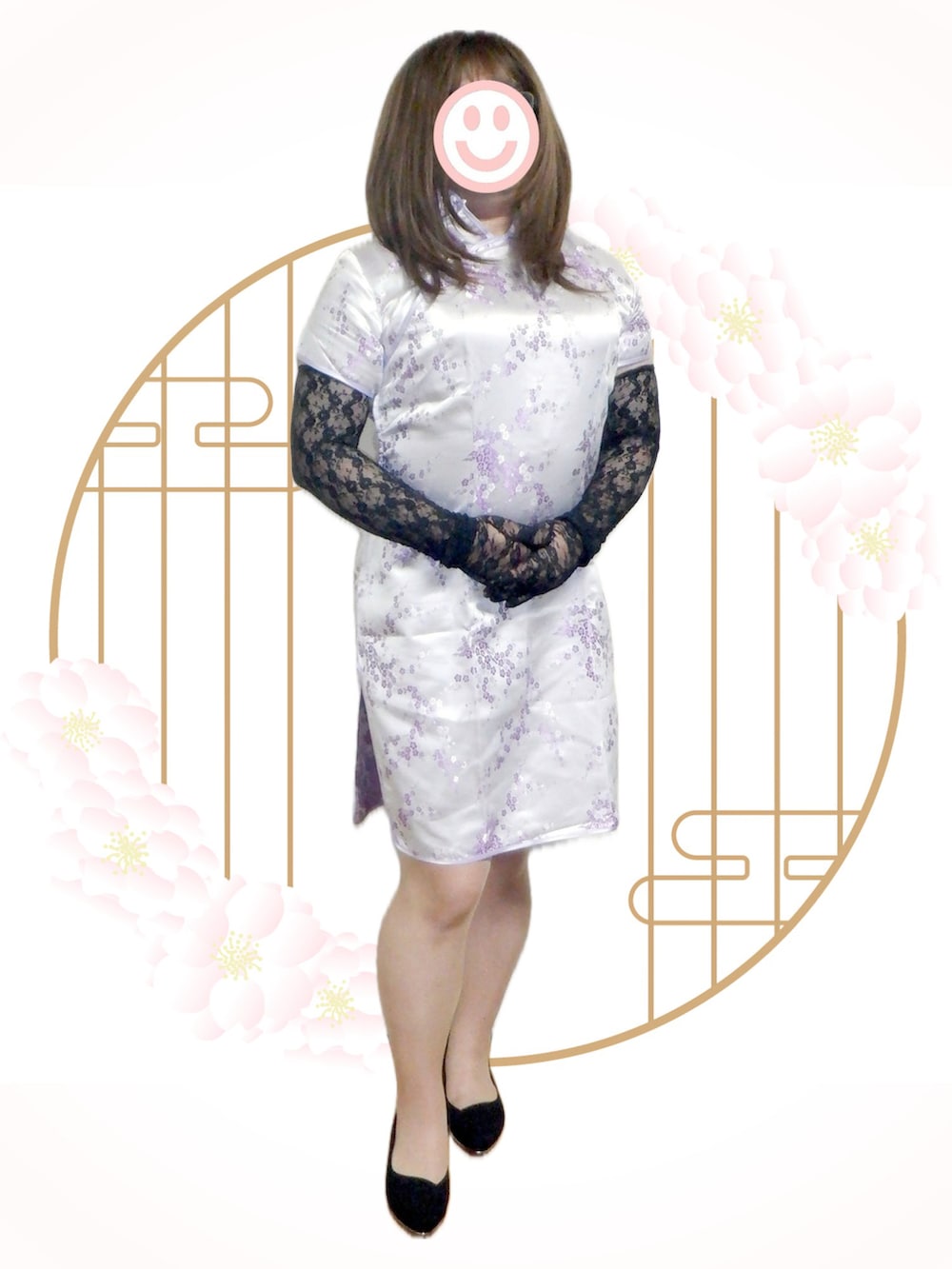 ブラック系のパンプス、パープル系のドレスを着用したレディースの秋コーディネートの2枚目の写真