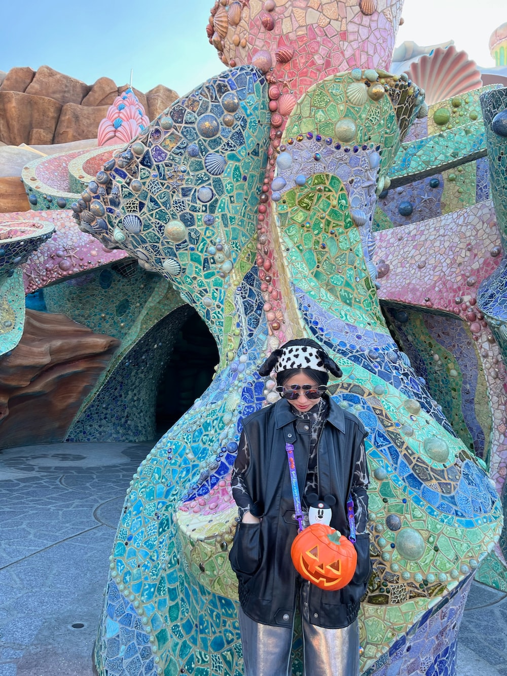 ブラック系のベスト、ブラック系のTシャツ/カットソー、ブルー系のデニムパンツを着用したレディースの冬コーディネートの4枚目の写真