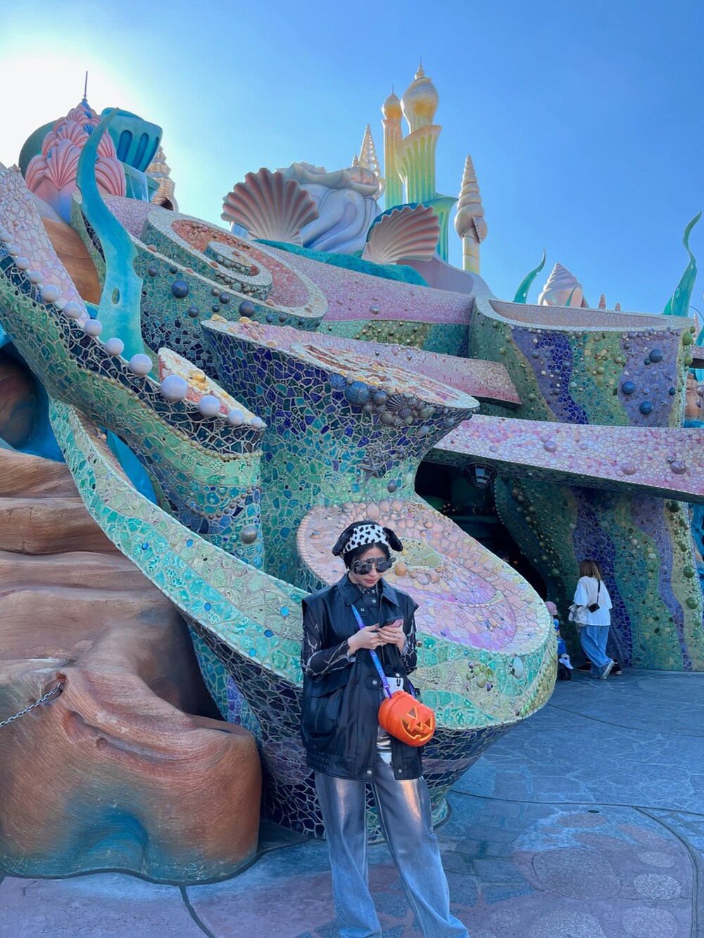 ブラック系のベスト、ブラック系のTシャツ/カットソー、ブルー系のデニムパンツを着用したレディースの冬コーディネートの3枚目の写真