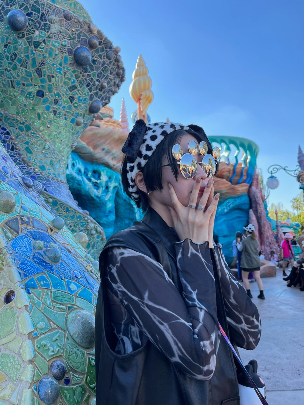 ブラック系のベスト、ブラック系のTシャツ/カットソー、ブルー系のデニムパンツを着用したレディースの冬コーディネートの5枚目の写真