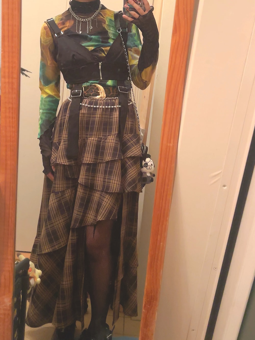 オレンジ系のスカート、ブラック系のサンダル、ブラック系のその他トップスを着用したレディースの夏コーディネートの2枚目の写真