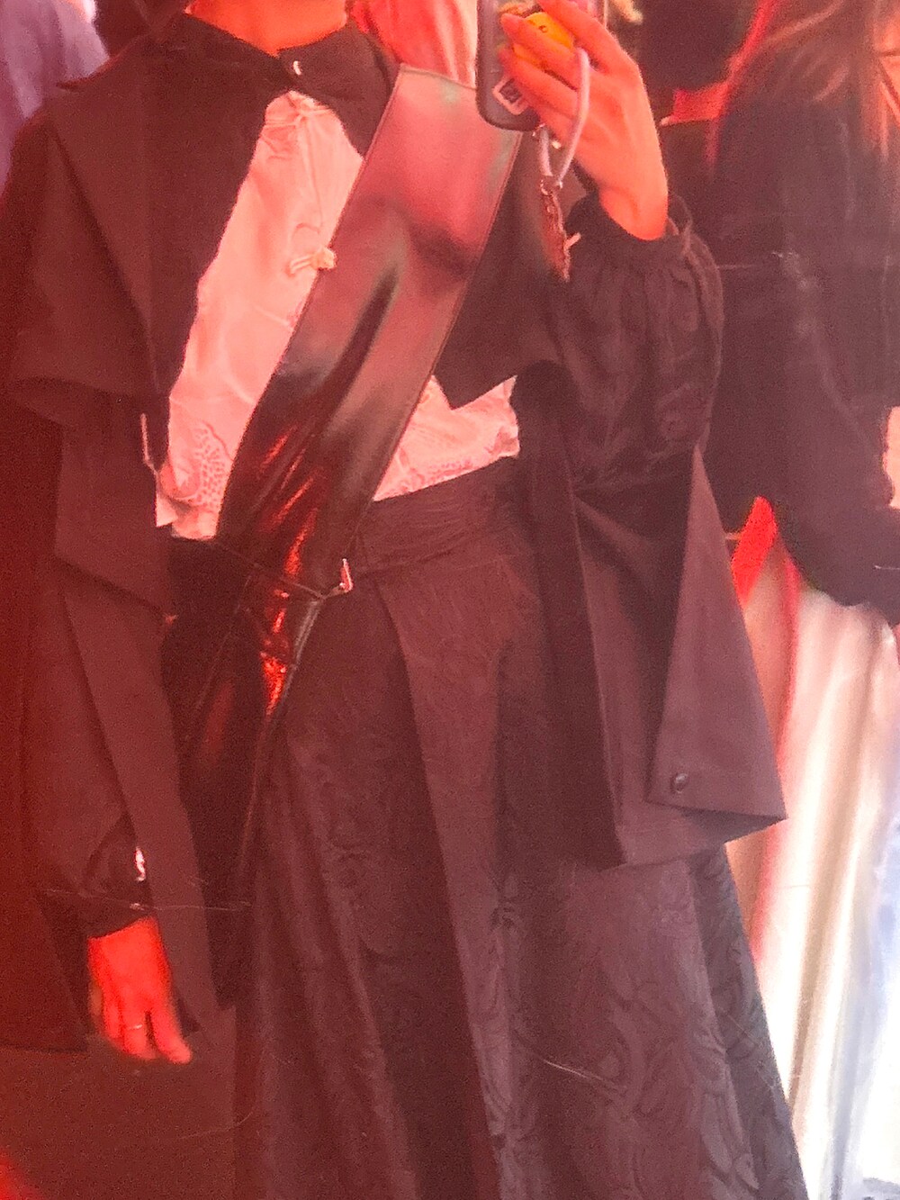 ブラック系のスカート、ブラック系のワンピース、ブラック系のジャケット/アウターを着用したレディースの春コーディネートの2枚目の写真