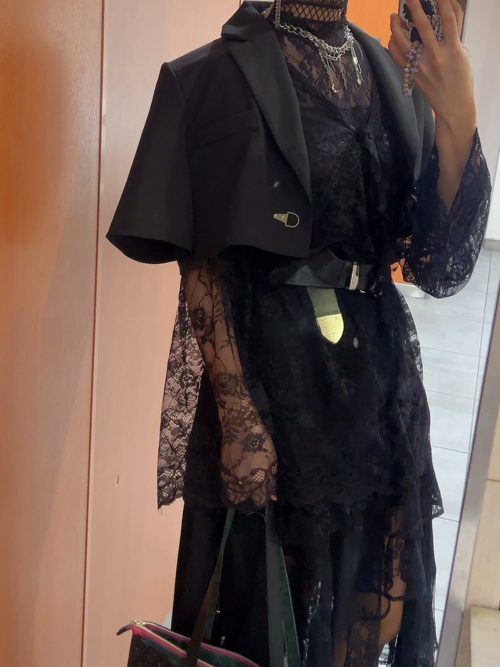 ブラック系のワンピース、ブラック系のサンダル、ブラック系のテーラードジャケットを着用したレディースの秋コーディネートの2枚目の写真