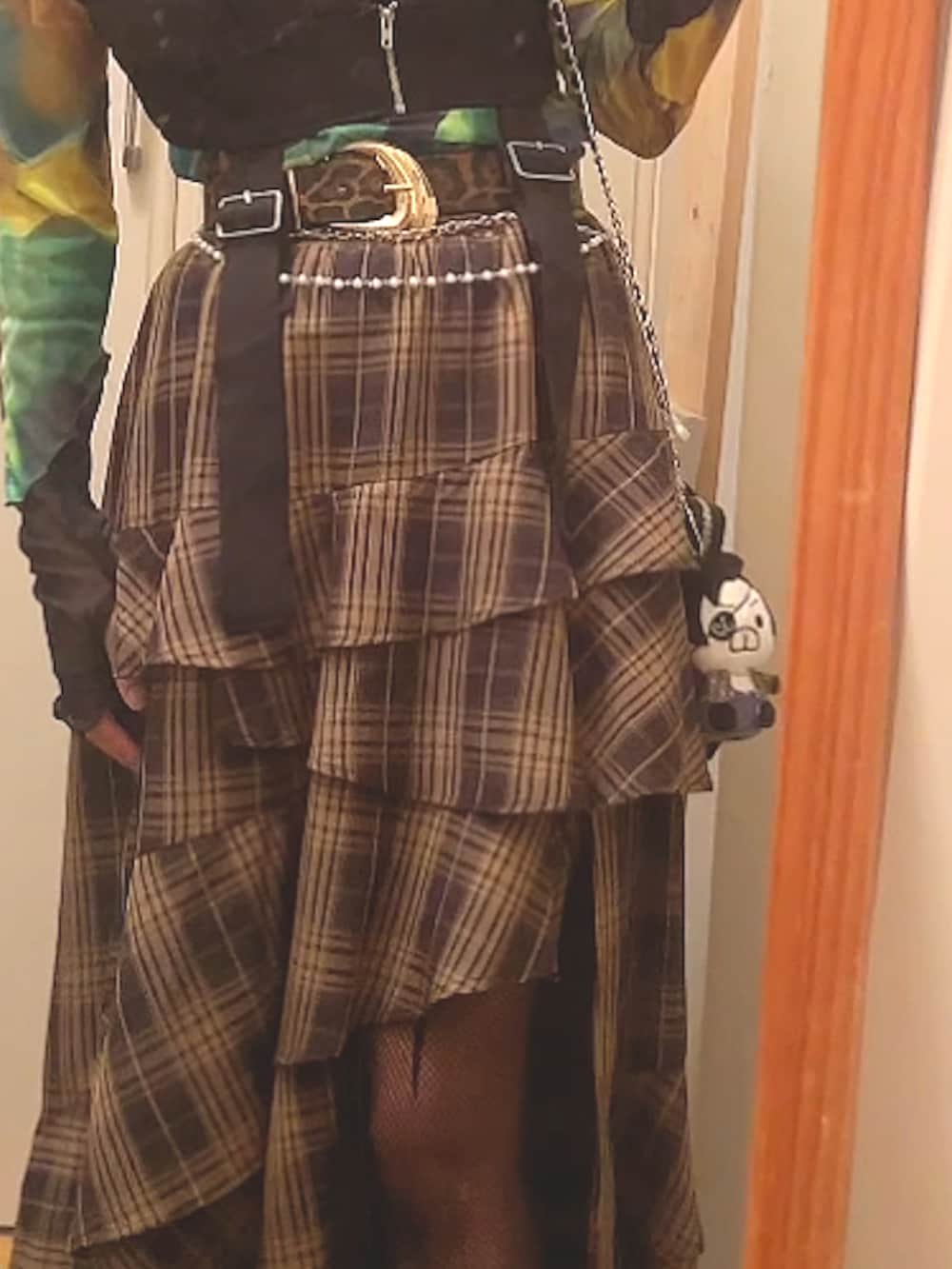 オレンジ系のスカート、ブラック系のサンダル、ブラック系のその他トップスを着用したレディースの夏コーディネートの3枚目の写真