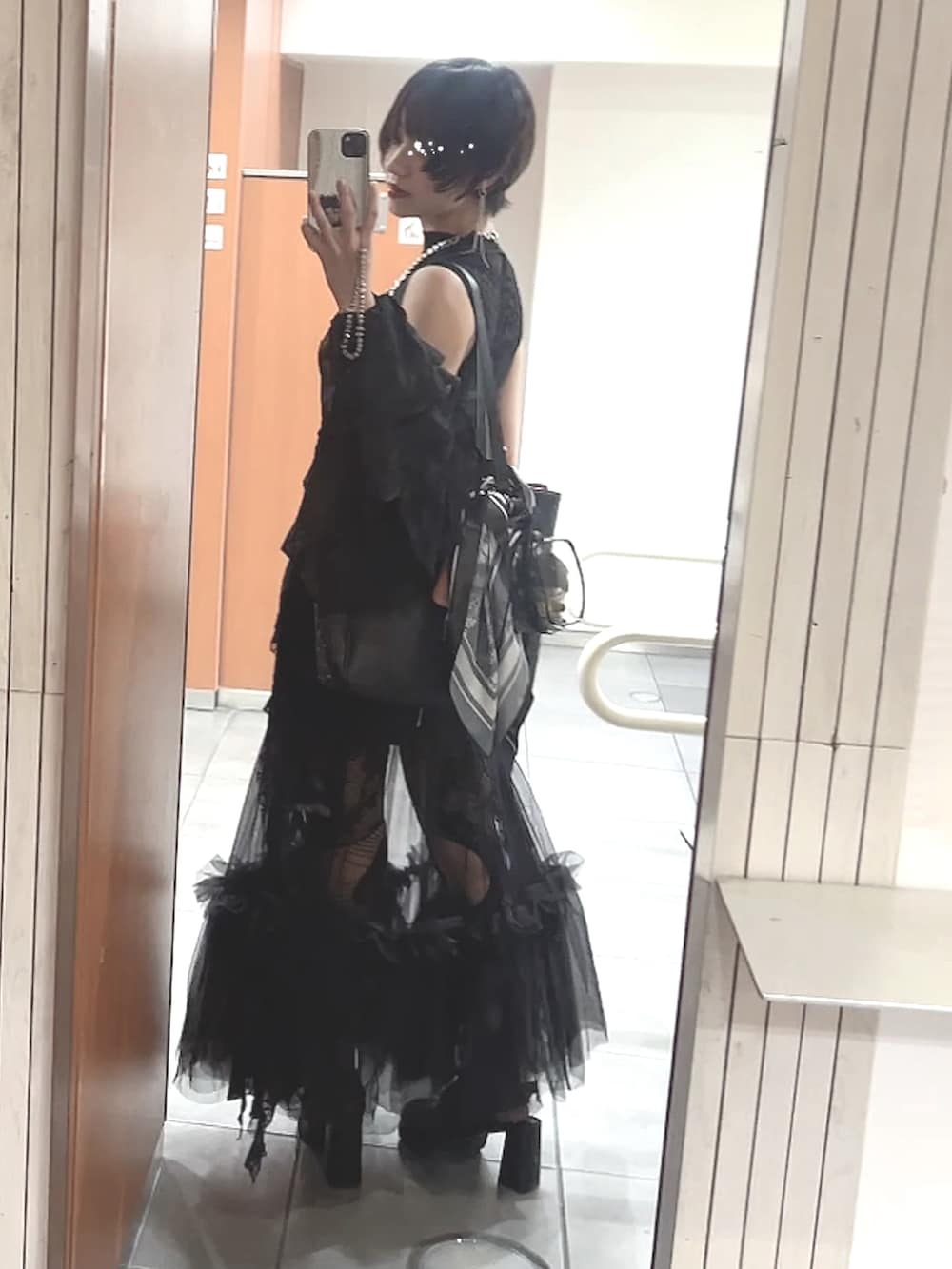 ブラック系のスカート、ブラック系のTシャツ/カットソー、ブラック系のカーディガン/ボレロを着用したレディースの秋コーディネートの2枚目の写真