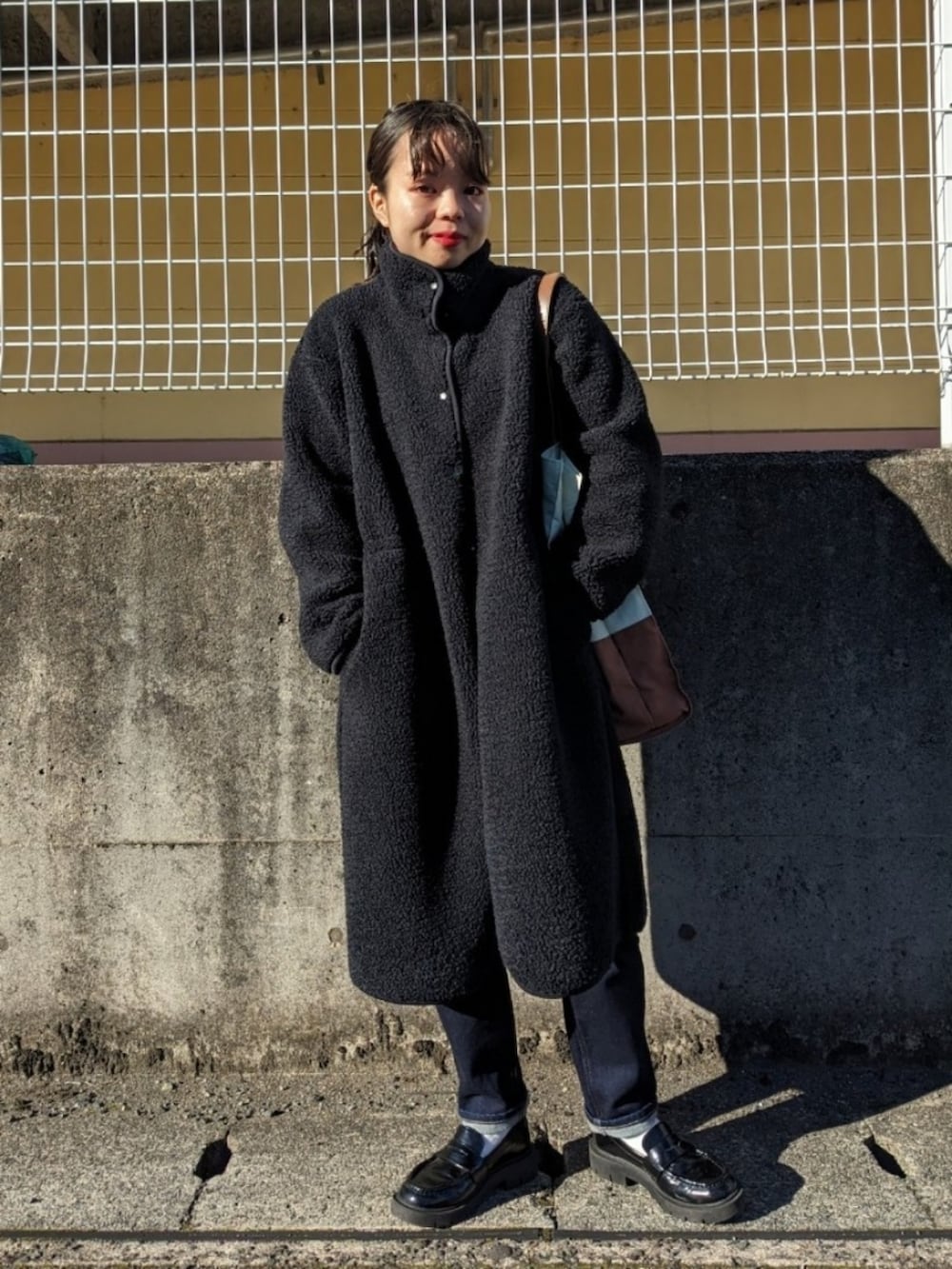 「新星WEARISTAにエントリー、WEARyouthコーデ、秋冬コーデ、休日スタイル、フリース、UNIQLO、プチプラ、シンプル、クリスマスコーデ、あったかコーデ、ラフコーデ、低身長コーデ、ボアフリース、冬服、ロングコート」｜「UNIQLOのアイテム（その他アウター、ブラック系）」を使った、さくら🌸さん（骨格ウェーブ・レディース・153cm）の冬コーディネートの2枚目の写真