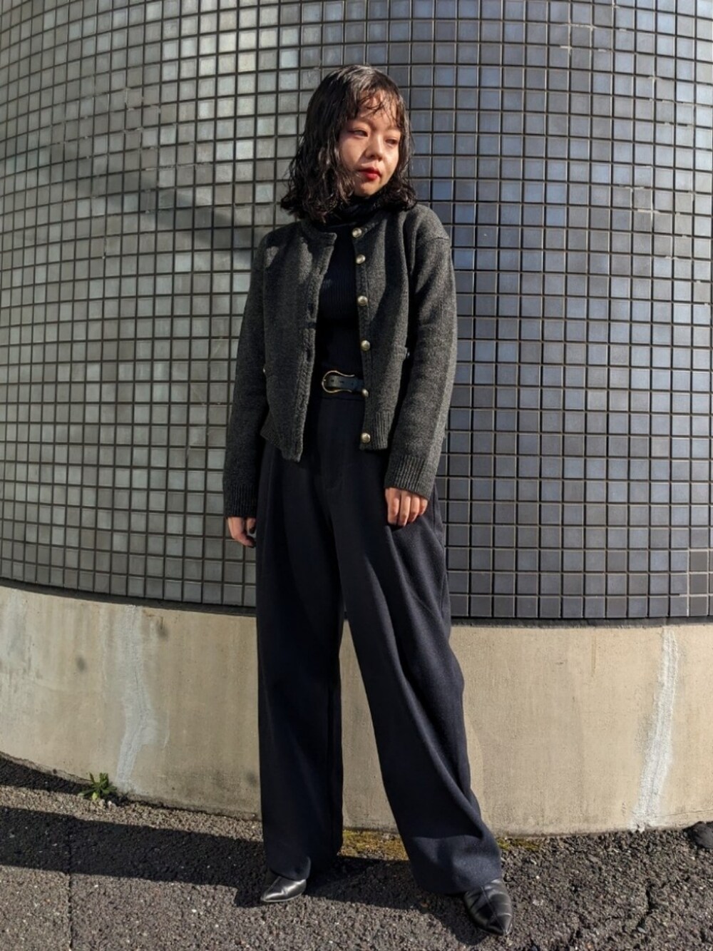 グレー系のその他パンツ、ブラック系のブーツ、グレー系のニット/セーターを着用したレディースの秋コーディネートの2枚目の写真