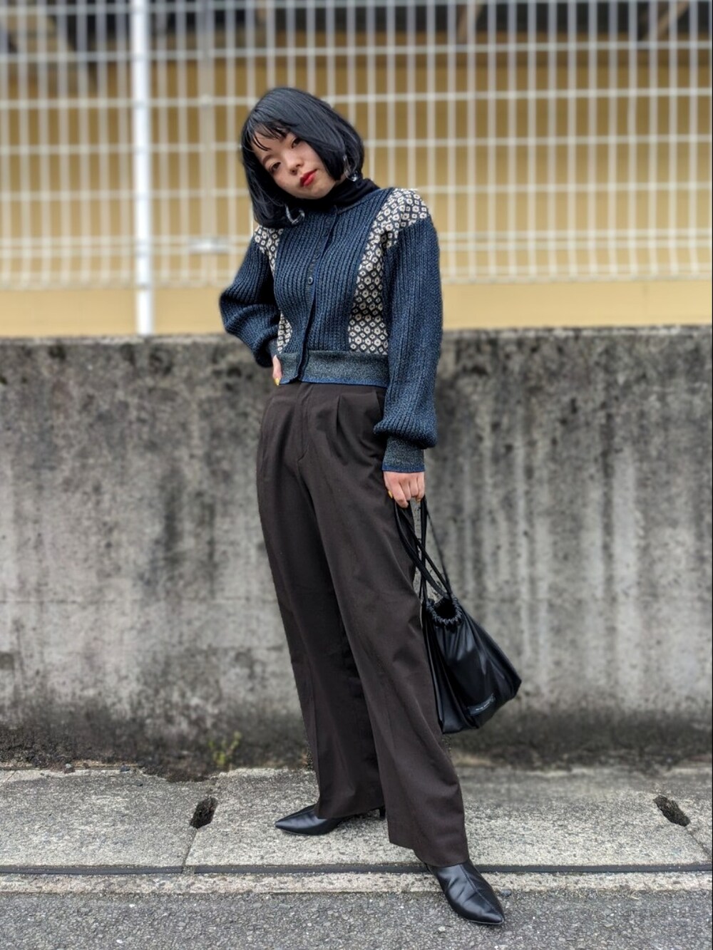 「パンツスタイル、おしゃれさんと繋がりたい、骨格ウェーブ、カーディガン、UNIQLO U、春服みてみて、ootd、お出かけコーデ、レイヤードスタイル、レイヤード、スラックス、ユニクロ、プチプラ、プチプラコーデ、ショートブーツ」｜「MAISON SPECIALのヴィーガンレザー2WAY巾着スモールバッグ【MAISON SPECIAL/メゾンスペシャル】（ショルダーバッグ、ブラック系）」を使った、さくら🌸さん（骨格ウェーブ・レディース・153cm）の春コーディネートの2枚目の写真