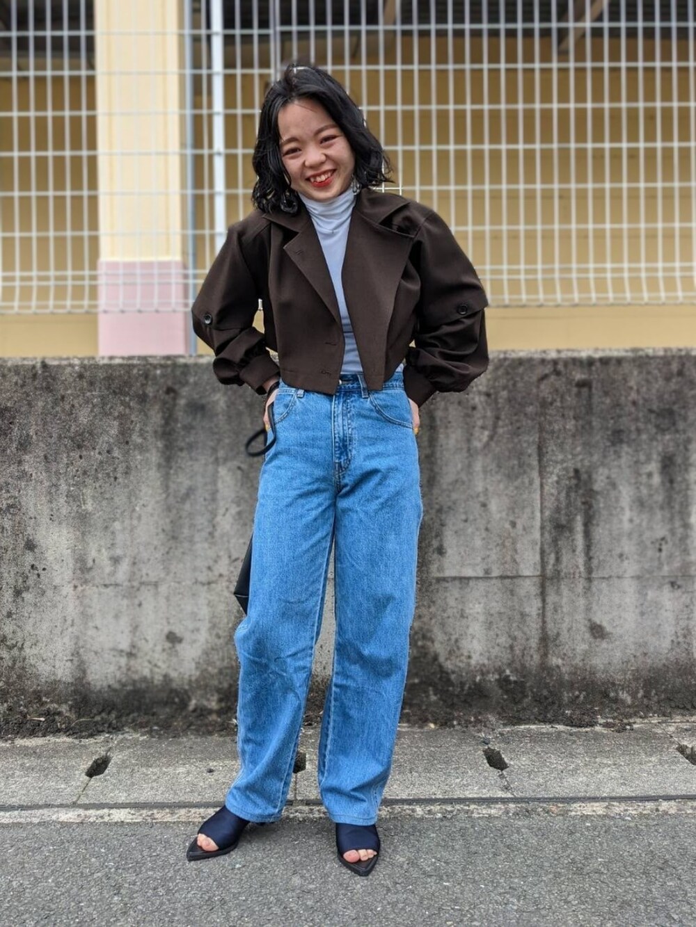 「春夏コーデ、パンツスタイル、休日スタイル、UNIQLO U、デニム、ショルダーバッグ、トレンチコート、おでかけコーデ、春コーデ、オトナカジュアル、低身長女子、プチプラコーデ、ブルベ冬、シンプルコーデ、骨格ウェーブ」｜「Corey MoranisのKnotted Loop Earrings（ピアス（両耳用）、その他）」を使った、さくら🌸さん（骨格ウェーブ・レディース・153cm）の春コーディネートの2枚目の写真