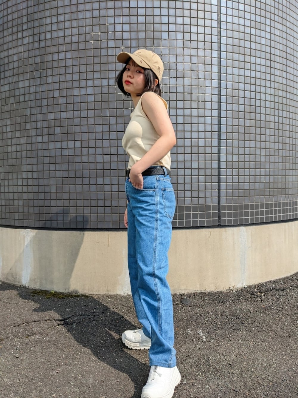 「春服デビュー宣言、シンプルコーデ、パンツスタイル、春コーデ、低身長女子、カジュアルコーデ、デニムパンツ、休日スタイル、スニーカー、キャップ、ノースリーブ、デニム、プチプラ、UNIQLO U」｜「UNIQLOのカーブジーンズ（デニムパンツ、ブルー系）」を使った、さくら🌸さん（骨格ウェーブ・レディース・153cm）の春コーディネートの2枚目の写真