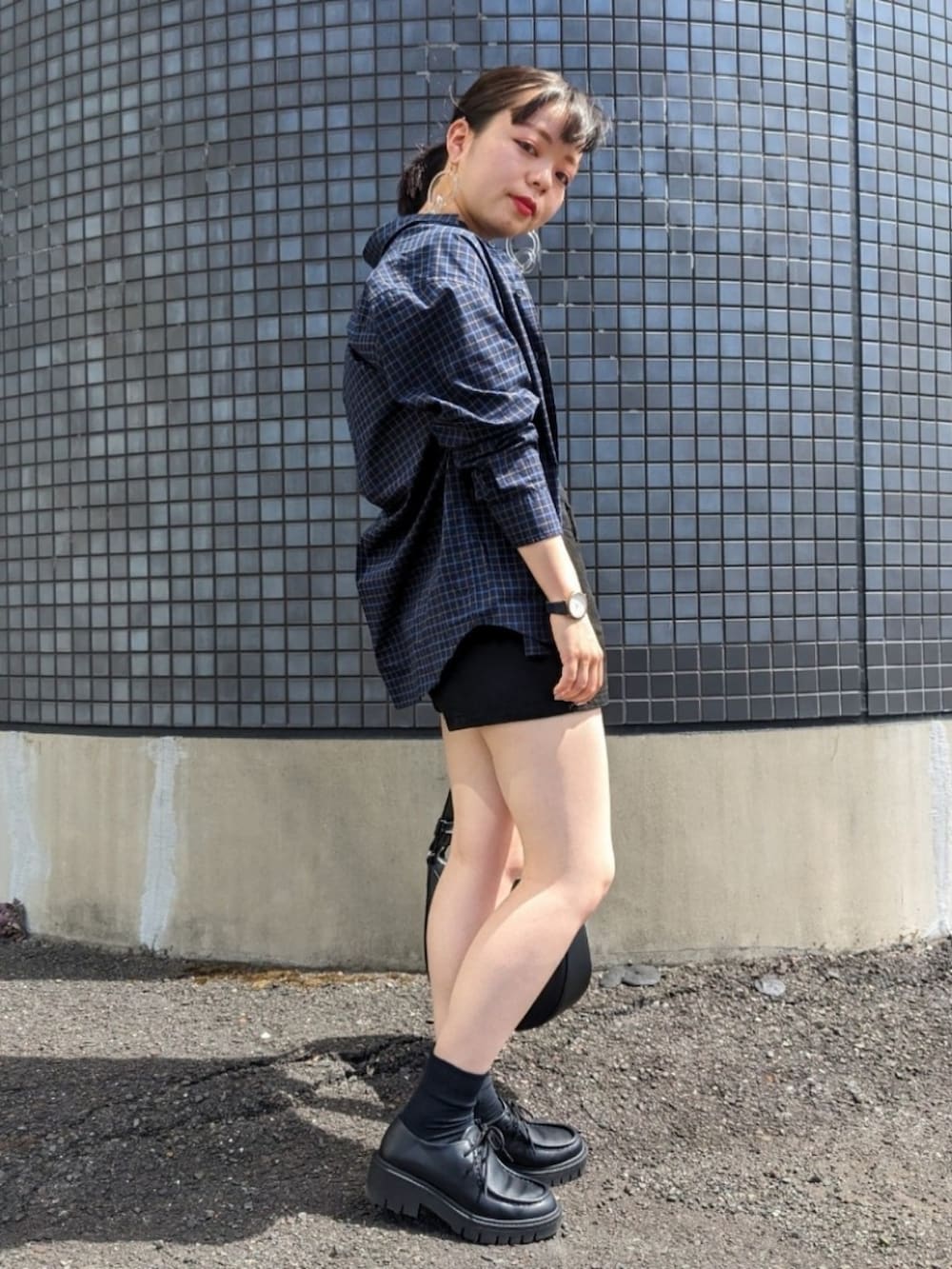 「秋服準備はじめました、WEARyouthコーデ、カジュアルコーデ、チェックシャツ、チロリアンシューズ、羽織り、夏秋ミックス、秋先取りコーデ、低身長女子、プチプラ、ユニクロ、カジュアル、おしゃれさんと繋がりたい、秋、ショートパンツ」｜「UNIQLOのアイテム（ショルダーバッグ、ブラック系）」を使った、さくら🌸さん（骨格ウェーブ・レディース・153cm）の夏コーディネートの4枚目の写真