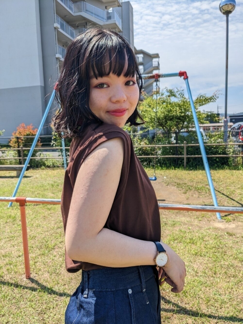 「夏のコスメと服、夏服、ノースリーブ、デニム、GU、プチプラ、シンプルスタイル、初夏コーデ、パンツスタイル、ラクチンコーデ、低身長女子、低身長コーデ、ユニクロ、サンダル、サンダルコーデ」｜「UNIQLOのアイテム（Tシャツ/カットソー、ブラウン系）」を使った、さくら🌸さん（骨格ウェーブ・レディース・153cm）の夏コーディネートの2枚目の写真