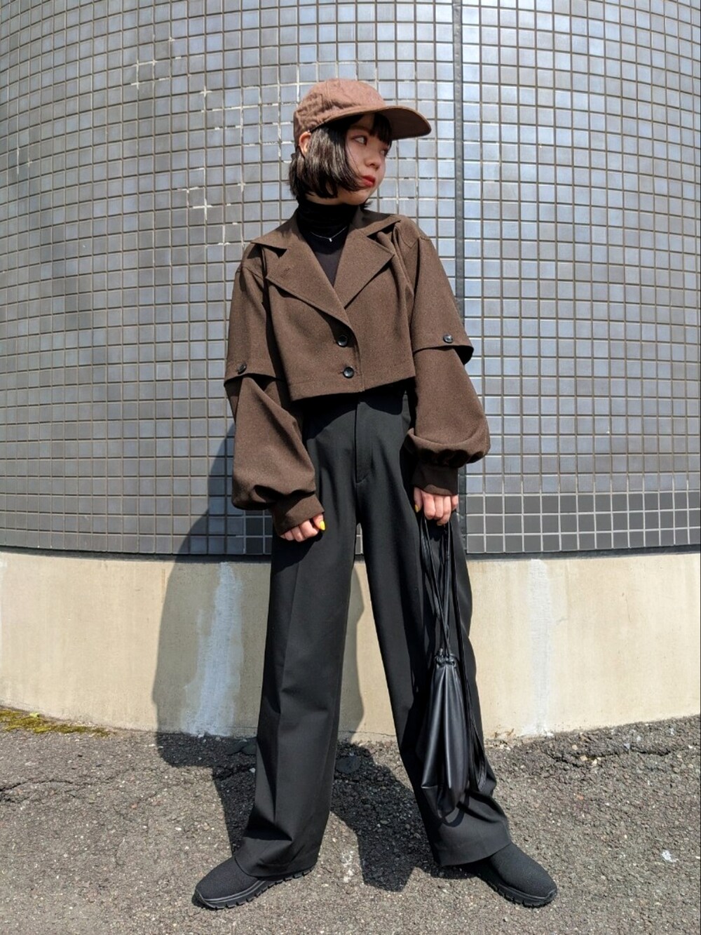 「春服デビュー宣言、春服みてみて、着回しコーデ、キャップ、ショルダーバッグ、ワイドパンツ、スニーカー、低身長、プチプラ、シンプルコーデ、シャツスタイル、おしゃれさんと繋がりたい、パンツコーデ、今日のコーデ、ブルベ冬」｜「UNIQLOのタックワイドパンツ(丈67cmに裾上げ済)（スラックス、ブラック系）」を使った、さくら🌸さん（骨格ウェーブ・レディース・153cm）の春コーディネートの2枚目の写真