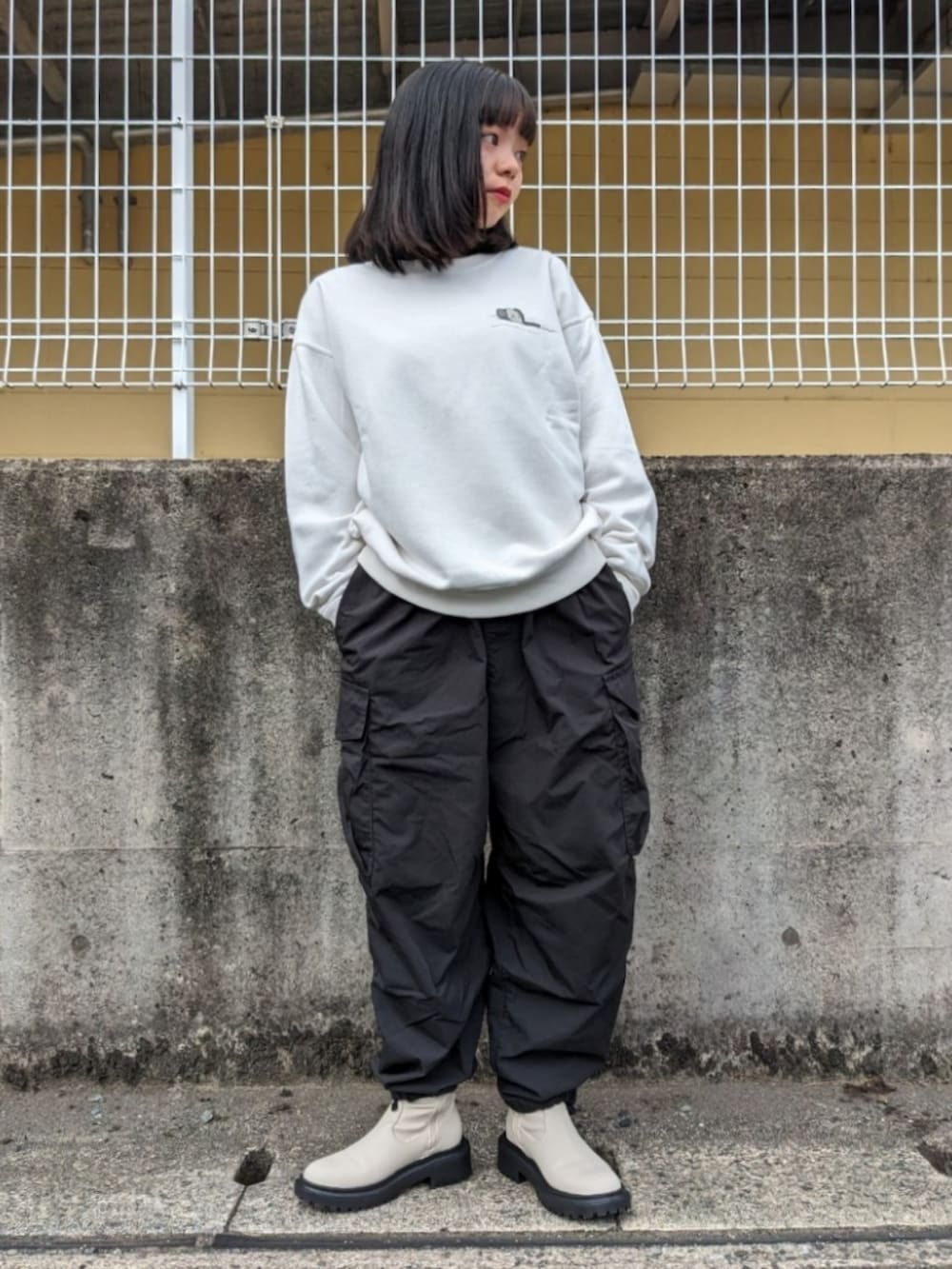 「秋服まるっと大公開、秋のコーデ、シンプルコーデ、ブーツ、休日スタイル、カジュアルコーデ、モノトーンコーデ、カラーブーツ、ショートブーツ、ユニクロ、プチプラ、ストリート、モノトーン、低身長、オーバーサイズ」｜「UNIQLOのパラシュートワイドパンツ（カーゴパンツ、ブラック系）」を使った、さくら🌸さん（骨格ウェーブ・レディース・153cm）の秋コーディネートの2枚目の写真
