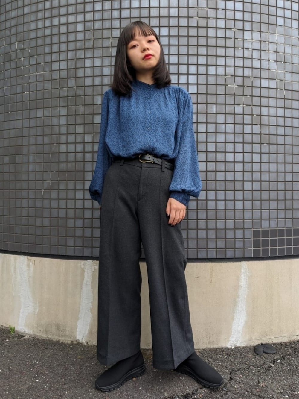 「秋服まるっと大公開、秋のコーデ、オフィスカジュアル、ブラウス、大人女子、UNIQLO、キレイめ、ワイドパンツ、骨格ウェーブ、ブルベ冬、ボリュームスリーブ、ボリューム袖、プチプラ、秋カラー、ootd」｜「UNIQLOのアイテム（シャツ/ブラウス、ブルー系）」を使った、さくら🌸さん（骨格ウェーブ・レディース・153cm）の秋コーディネートの2枚目の写真