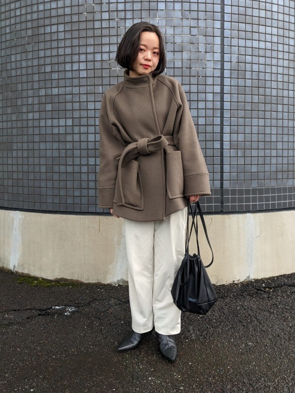 「ショートブーツ、ショートコート、シンプル、着回しコーデ、シンプルスタイル、キレイめ、ootd、ユニクロ、プチプラ、骨格ウェーブ、ブルベ冬、出勤コーデ、ニット、ユニクロU、かわいい」｜「PUBLIC TOKYOのハイネックウールショートコート（ノーカラーコート、ブラウン系）」を使った、さくら🌸さん（骨格ウェーブ・レディース・153cm）の冬コーディネートの2枚目の写真