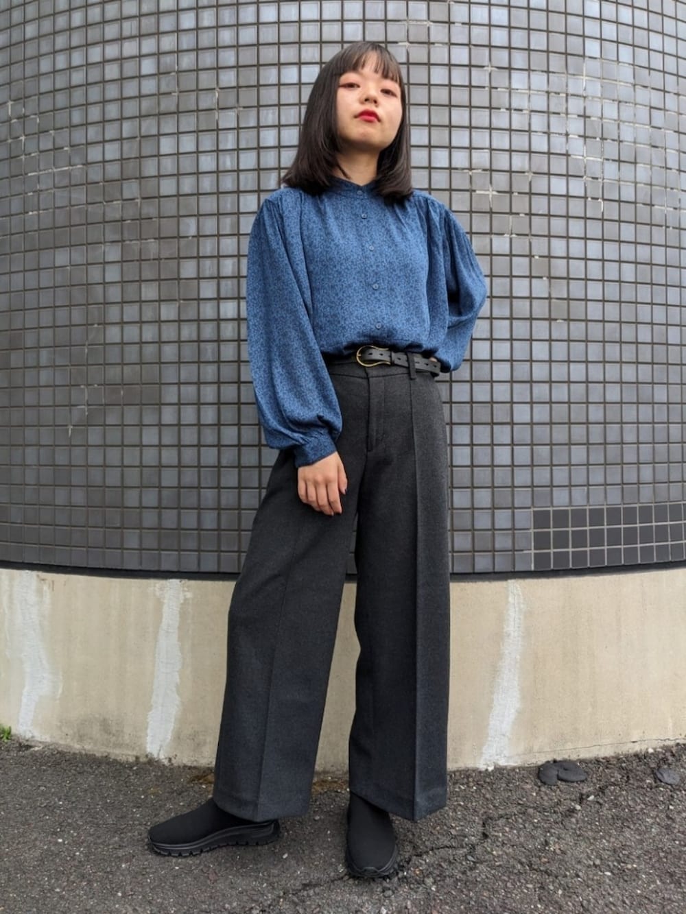 「秋服まるっと大公開、秋のコーデ、オフィスカジュアル、ブラウス、大人女子、UNIQLO、キレイめ、ワイドパンツ、骨格ウェーブ、ブルベ冬、ボリュームスリーブ、ボリューム袖、プチプラ、秋カラー、ootd」｜「UNIQLOのアイテム（シャツ/ブラウス、ブルー系）」を使った、さくら🌸さん（骨格ウェーブ・レディース・153cm）の秋コーディネートの4枚目の写真