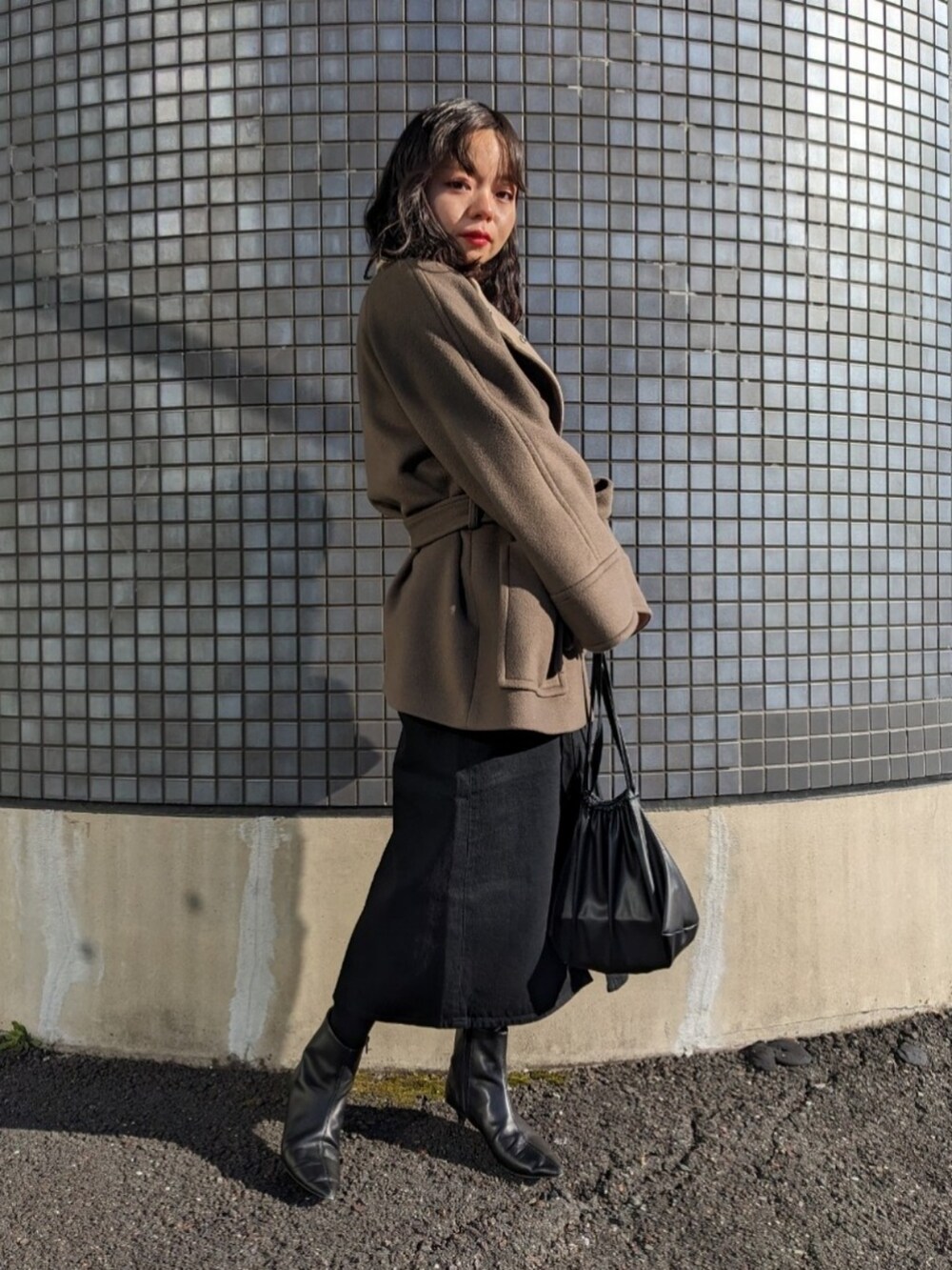 「新星WEARISTAにエントリー、WEARyouthコーデ、休日スタイル、ショートコート、低身長女子、UNIQLO、冬、ショートブーツ、シンプルコーデ、着回しコーデ、おしゃれさんと繋がりたい、タイトスカート、クリスマスに着たい服、ブラウン、シンプル」｜「PUBLIC TOKYOのハイネックウールショートコート（ノーカラーコート、ブラウン系）」を使った、さくら🌸さん（骨格ウェーブ・レディース・153cm）の冬コーディネートの2枚目の写真