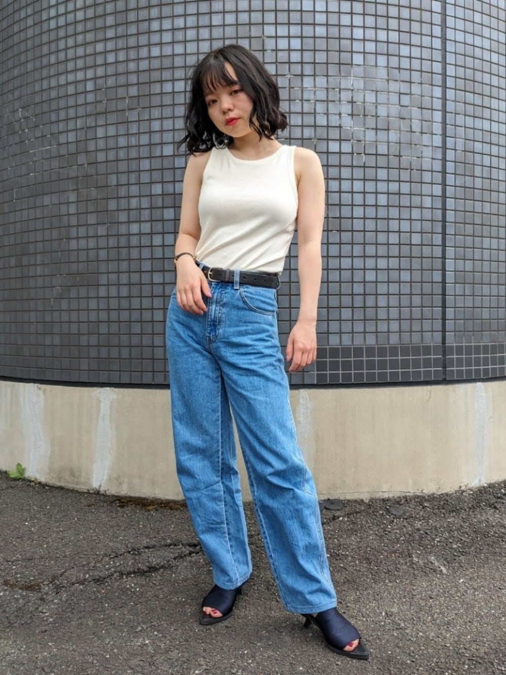 「夏コーデ、アメリカンスリーブ、サンダル、リラックススタイル、ノースリーブ、UNIQLO U、シンプルコーデ、肌見せ、プチプラ、デニム、フェススタイル、休日スタイル、いいね、save、フォローお願いします🤑、おしゃれさんと繋がりたい、骨格ウェーブ」｜「UNIQLOのアイテム（タンクトップ、ホワイト系）」を使った、さくら🌸さん（骨格ウェーブ・レディース・153cm）の夏コーディネートの2枚目の写真