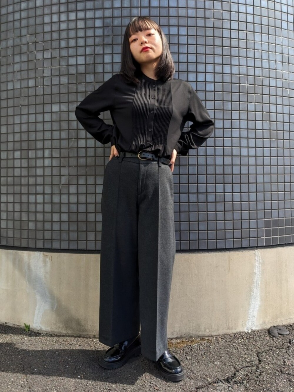 「秋服まるっと大公開、おでかけコーデ、秋のコーデ、きれいめカジュアル、着回しコーデ、秋コーデ、シンプル、モノトーンコーデ、モノトーン、オフィスカジュアル、グレー、UNIQLO、ユニクロ、プチプラ、ローファー」｜「UNIQLOのアイテム（その他パンツ、グレー系）」を使った、さくら🌸さん（骨格ウェーブ・レディース・153cm）の秋コーディネートの2枚目の写真