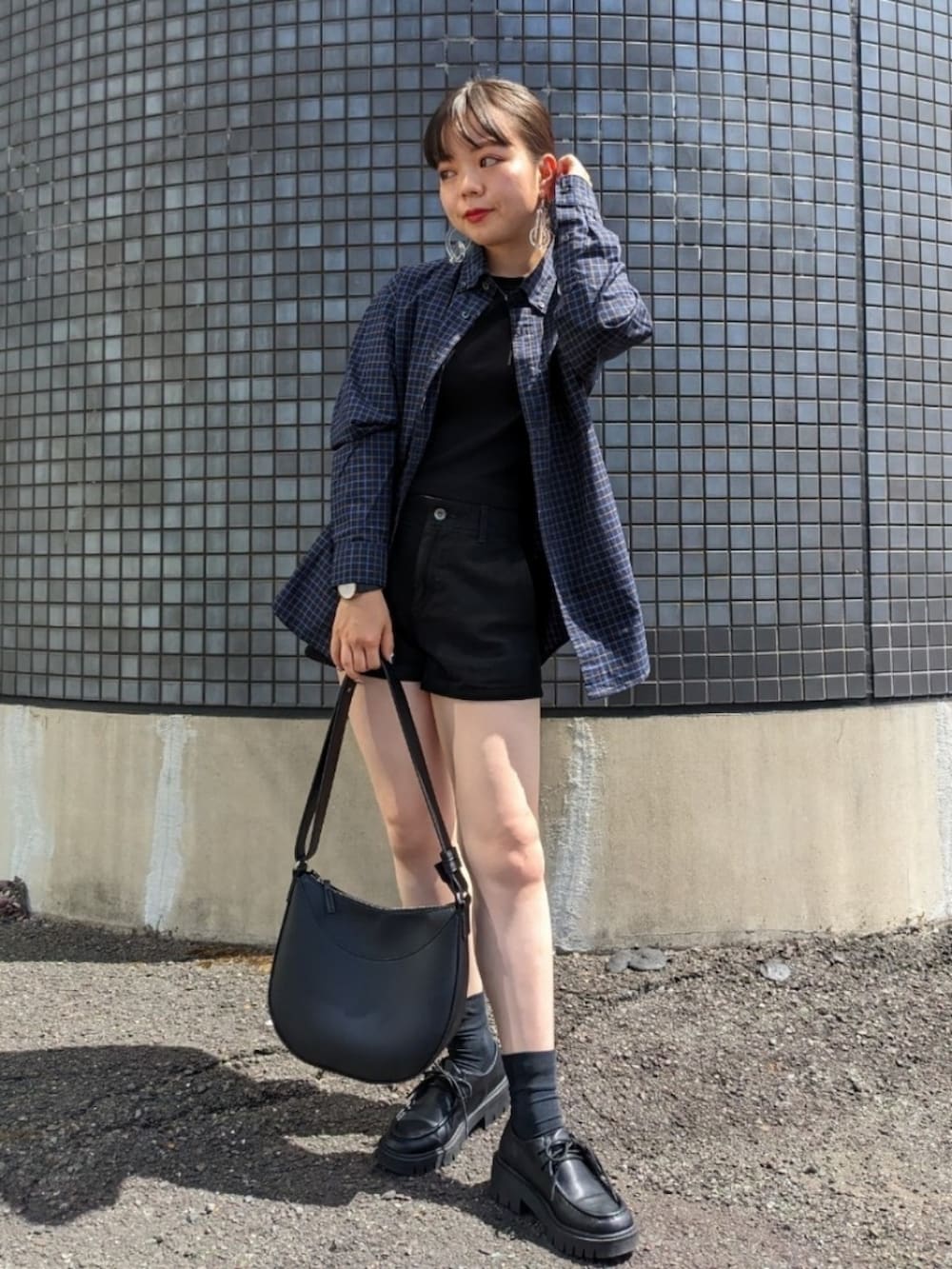 「秋服準備はじめました、WEARyouthコーデ、カジュアルコーデ、チェックシャツ、チロリアンシューズ、羽織り、夏秋ミックス、秋先取りコーデ、低身長女子、プチプラ、ユニクロ、カジュアル、おしゃれさんと繋がりたい、秋、ショートパンツ」｜「UNIQLOのアイテム（ショルダーバッグ、ブラック系）」を使った、さくら🌸さん（骨格ウェーブ・レディース・153cm）の夏コーディネートの3枚目の写真