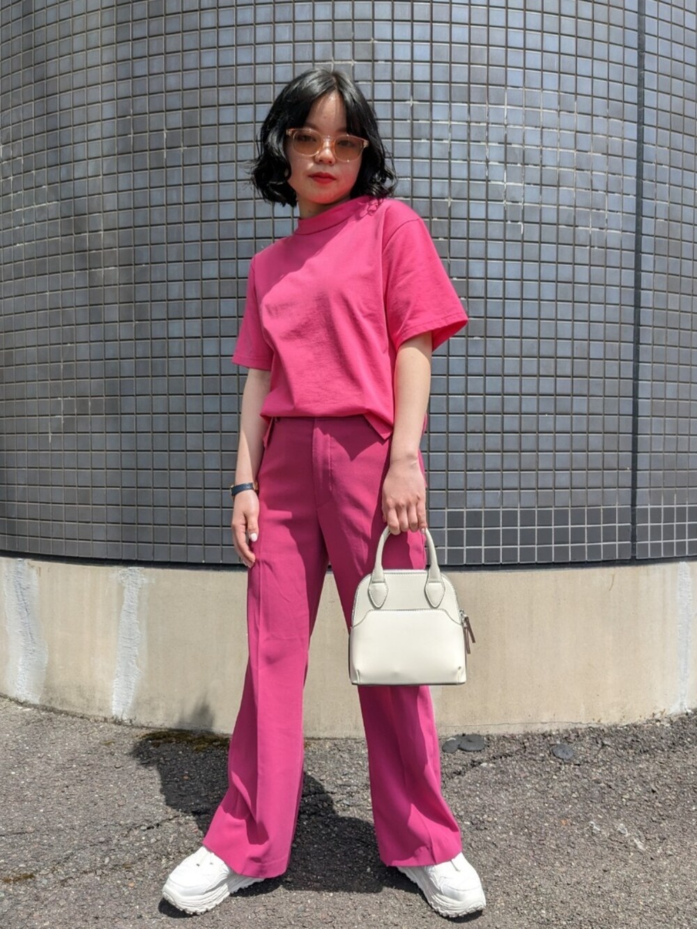 「休日スタイル、春夏コーデ、春コーデ、ショルダーバッグ、モード、セットアップ、カラーパンツ、メガネ女子、白スニーカー、ootd、プチプラコーデ、ユニクロ、GU、ピンク、低身長」｜「UNITED TOKYOのパレスハイネックT（Tシャツ/カットソー、ピンク系）」を使った、さくら🌸さん（骨格ウェーブ・レディース・153cm）の春コーディネートの2枚目の写真