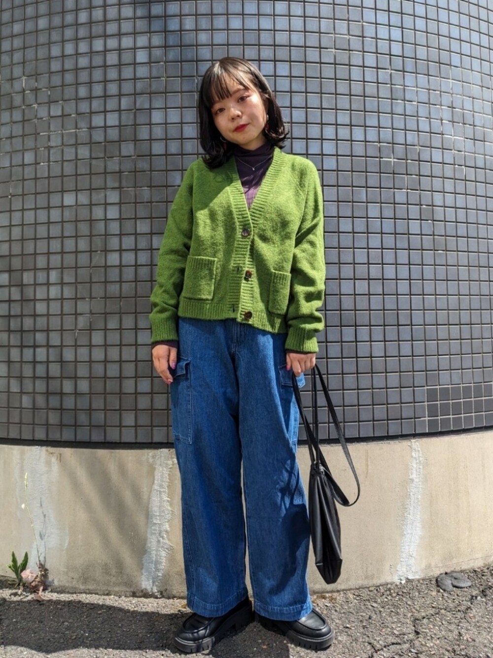 「秋服準備始めました、WEARyouthコーデ、23AW秋の新作、ショート丈トップス、ショートカーディガン、カーゴパンツ、デニム、ミニバッグ、カジュアルコーデ、秋カラー、ユニクロ、プチプラ、厚底シューズ、全身ユニクロ、おしゃれさんと繋がりたい」|「MAISON SPECIALのヴィーガンレザー2WAY巾着スモールバッグ【MAISON SPECIAL/メゾンスペシャル】(ショルダーバッグ、ブラック系)」を使った、さくら🌸さん(骨格ウェーブ・レディース・153cm)の秋コーディネートの2枚目の写真