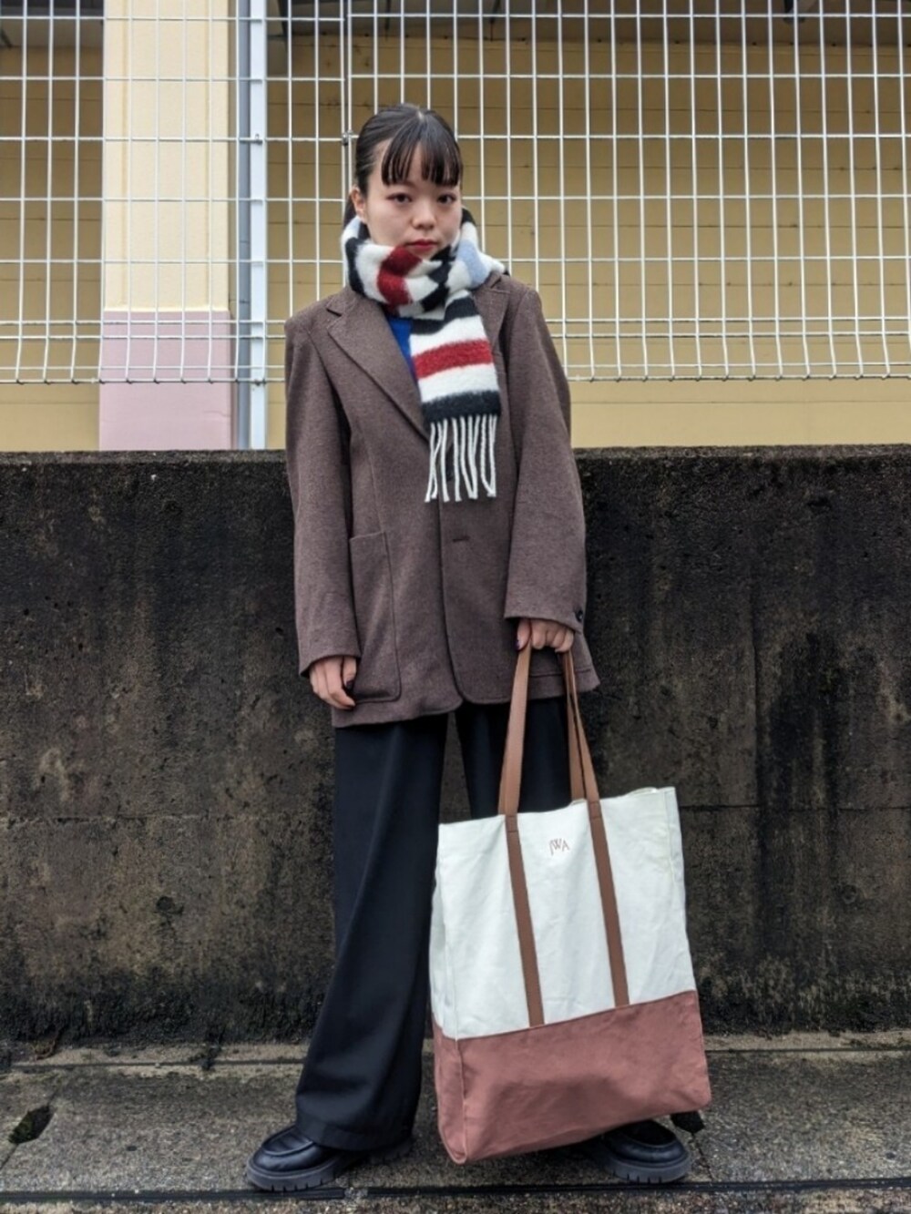「秋服コーデ、カジュアルコーデ、プレッピー、ファッションを楽しもう、WEARyouthコーデ、ジャケット、ブラウン、トートバッグ、UNIQLO、マフラー、冬、ジャケットスタイル、ootd、ローファー、カラー×コーデ」｜「UNIQLOのアイテム（トートバッグ、ホワイト系）」を使った、さくら🌸さん（骨格ウェーブ・レディース・153cm）の秋コーディネートの2枚目の写真
