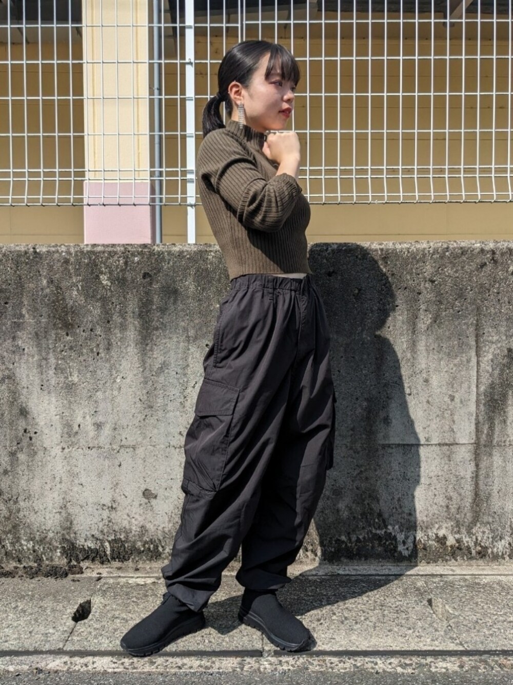 「秋服まるっと大公開、秋のコーデ、ニット、ハーフジップ、カーゴパンツ、GU、プチプラ、シンプルコーデ、カジュアルコーデ、骨格ウェーブ、おしゃれさんと繋がりたい、休日スタイル、シンプル、秋服準備はじめました、ブルベ冬」｜「UNIQLOのパラシュートワイドパンツ（カーゴパンツ、ブラック系）」を使った、さくら🌸さん（骨格ウェーブ・レディース・153cm）の秋コーディネートの3枚目の写真