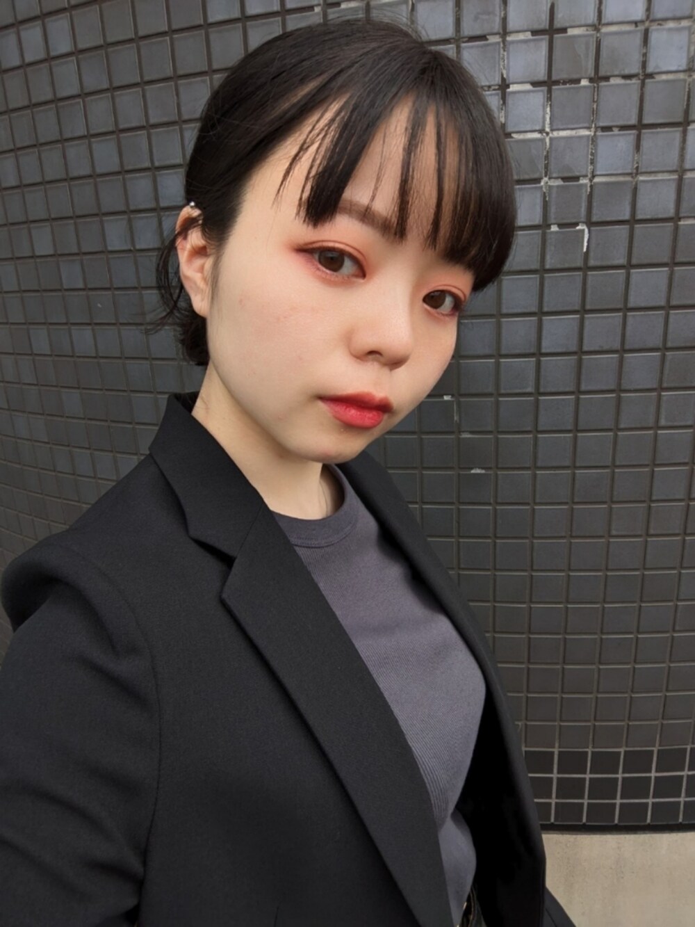 「夏のコスメと服、夏コーデ、サンダルコーデ、シンプル、大人カジュアル、モード、プチプラコーデ、オフィスカジュアル、ジャケットスタイル、ワイドパンツ、タックワイドパンツ、ユニクロ、プチプラ、ミニバッグ、半袖シャツ」｜「GRISEのGRISE 5cmポインテッドソフトサテンミュールサンダル（サンダル、ブルー系）」を使った、さくら🌸さん（骨格ウェーブ・レディース・153cm）の春コーディネートの2枚目の写真