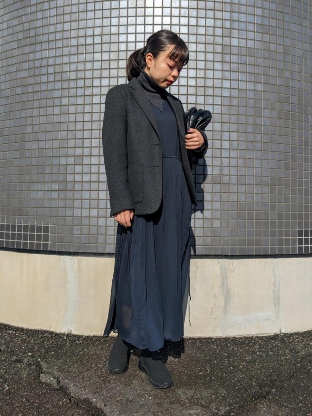 「ファッションを楽しもう、WEARyouthコーデ、秋服コーデ、大人コーデ、オトナカジュアル、ワンピース、ジャケット、レイヤードスタイル、モノトーン、モノトーンコーデ、グレー、UNIQLO、プチプラ、オケージョン、シアー」｜「UNIQLOのアイテム（テーラードジャケット、グレー系）」を使った、さくら🌸さん（骨格ウェーブ・レディース・153cm）の秋コーディネートの2枚目の写真
