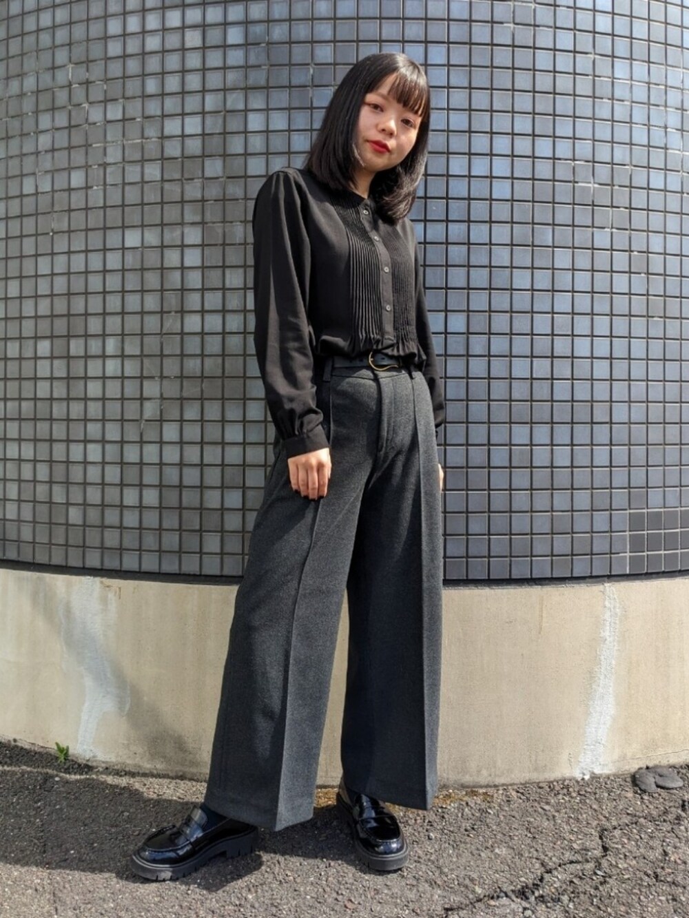「秋服まるっと大公開、おでかけコーデ、秋のコーデ、きれいめカジュアル、着回しコーデ、秋コーデ、シンプル、モノトーンコーデ、モノトーン、オフィスカジュアル、グレー、UNIQLO、ユニクロ、プチプラ、ローファー」｜「UNIQLOのアイテム（その他パンツ、グレー系）」を使った、さくら🌸さん（骨格ウェーブ・レディース・153cm）の秋コーディネートの5枚目の写真