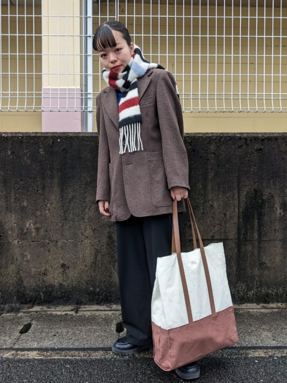 「秋服コーデ、カジュアルコーデ、プレッピー、ファッションを楽しもう、WEARyouthコーデ、ジャケット、ブラウン、トートバッグ、UNIQLO、マフラー、冬、ジャケットスタイル、ootd、ローファー、カラー×コーデ」｜「UNIQLOのアイテム（トートバッグ、ホワイト系）」を使った、さくら🌸さん（骨格ウェーブ・レディース・153cm）の秋コーディネートの4枚目の写真
