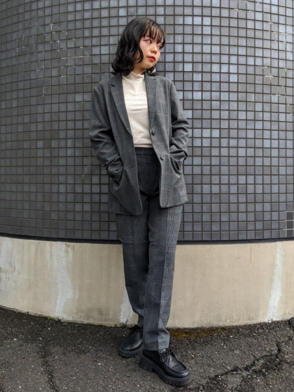 「秋服まるっと大公開、秋のコーデ、おでかけコーデ、休日スタイル、セットアップ、セットアップスタイル、シアートップス、UNIQLO、秋カラー、ジャケット、低身長女子、厚底シューズ、ootd、骨格ウェーブ、ブルベ冬」｜「UNIQLOのアイテム（テーラードジャケット、グレー系）」を使った、さくら🌸さん（骨格ウェーブ・レディース・153cm）の秋コーディネートの2枚目の写真