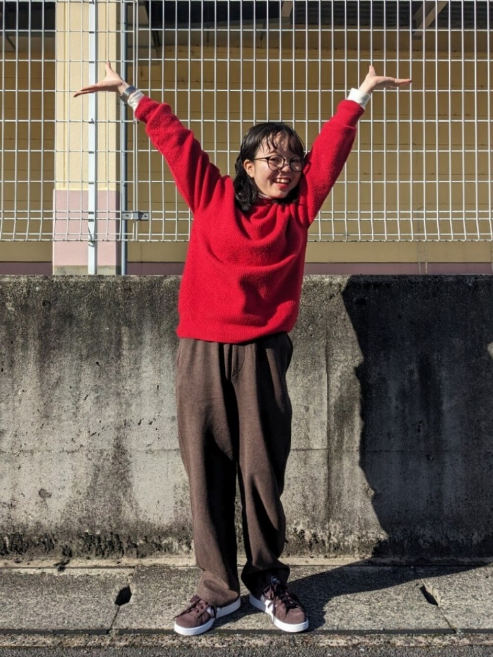 「新星WEARISTAにエントリー、冬のコーデ、レイヤードスタイル、赤ニット、赤、パンツスタイル、ユニクロ、UNIQLO、シンプル、秋冬コーデ、WEARyouthコーデ、カラーコーデ、ニット、スニーカー、スニーカーコーデ」｜「adidasのadidas アディダス CAMPUS 2 キャンパス 2 IE4594 SHAD/FTWR/CORE（スニーカー、ブラウン系）」を使った、さくら🌸さん（骨格ウェーブ・レディース・153cm）の冬コーディネートの3枚目の写真