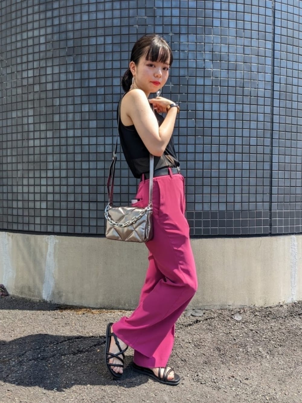 「アツいコーデ全部見せ、大人カジュアル、休日コーデ、ノースリーブ、シアートップス、ミニバッグ、ショルダーバッグ、カラーパンツ、お出かけコーデ、おしゃれさんと繋がりたい、プチプラ、ユニクロ、トレンド、いいね、save、フォローお願いします🤑、パンツコーデ」｜「UNIQLOのアイテム（その他パンツ、ピンク系）」を使った、さくら🌸さん（骨格ウェーブ・レディース・153cm）の夏コーディネートの3枚目の写真