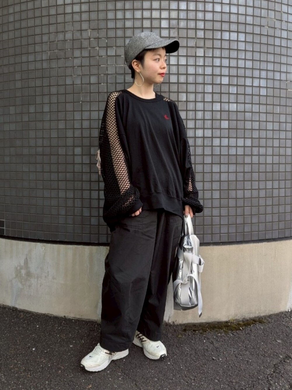 「ワイドパンツ、夏、ブラックコーデ、スニーカー、お出かけコーデ、肌見せ、カジュアルコーデ、カジュアル、ヴィヴィアンウエストウッド、アウトドア、モノトーン、モノトーンコーデ、低身長、ラフ、ブルベ冬」｜「Vivienne Westwoodのﾒｯｼｭﾌﾞﾛｯｷﾝｸﾞｷﾞｬｻﾞｰﾄﾞﾄｯﾌﾟ（Tシャツ/カットソー、ブラック系）」を使った、さくら🌸さん（骨格ウェーブ・レディース・153cm）の春コーディネートの2枚目の写真