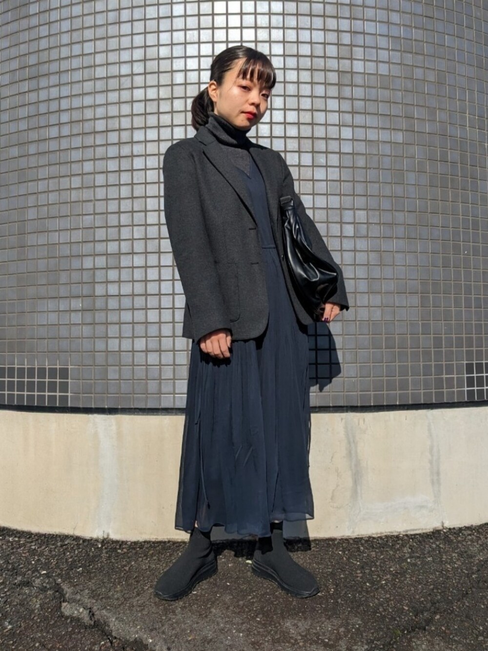 「ファッションを楽しもう、WEARyouthコーデ、秋服コーデ、大人コーデ、オトナカジュアル、ワンピース、ジャケット、レイヤードスタイル、モノトーン、モノトーンコーデ、グレー、UNIQLO、プチプラ、オケージョン、シアー」｜「UNIQLOのアイテム（テーラードジャケット、グレー系）」を使った、さくら🌸さん（骨格ウェーブ・レディース・153cm）の秋コーディネートの3枚目の写真