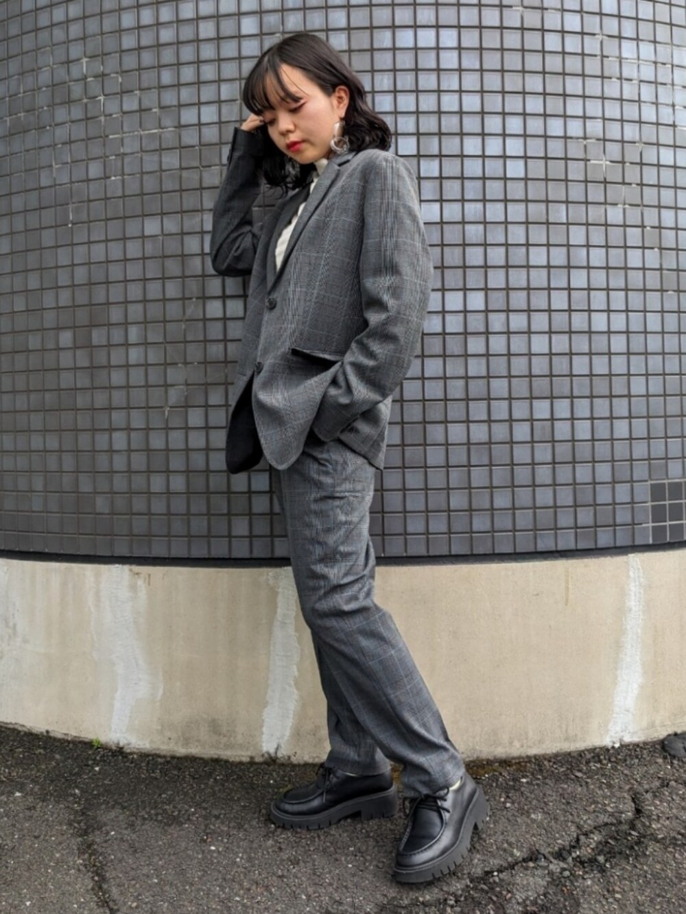「秋服まるっと大公開、秋のコーデ、おでかけコーデ、休日スタイル、セットアップ、セットアップスタイル、シアートップス、UNIQLO、秋カラー、ジャケット、低身長女子、厚底シューズ、ootd、骨格ウェーブ、ブルベ冬」｜「UNIQLOのアイテム（テーラードジャケット、グレー系）」を使った、さくら🌸さん（骨格ウェーブ・レディース・153cm）の秋コーディネートの3枚目の写真