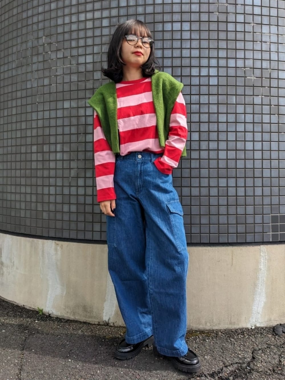 「秋服まるっと大公開、きれいめカジュアル、プレッピー、秋のコーデ、秋カラー、カラー×コーデ、カラーコーデ、デニム、カーゴパンツ、ロンT、ローファー、ユニクロ、メガネ女子、ボーダー、カジュアルコーデ」｜「GUのアイテム（ドレスシューズ、ブラック系）」を使った、さくら🌸さん（骨格ウェーブ・レディース・153cm）の秋コーディネートの3枚目の写真