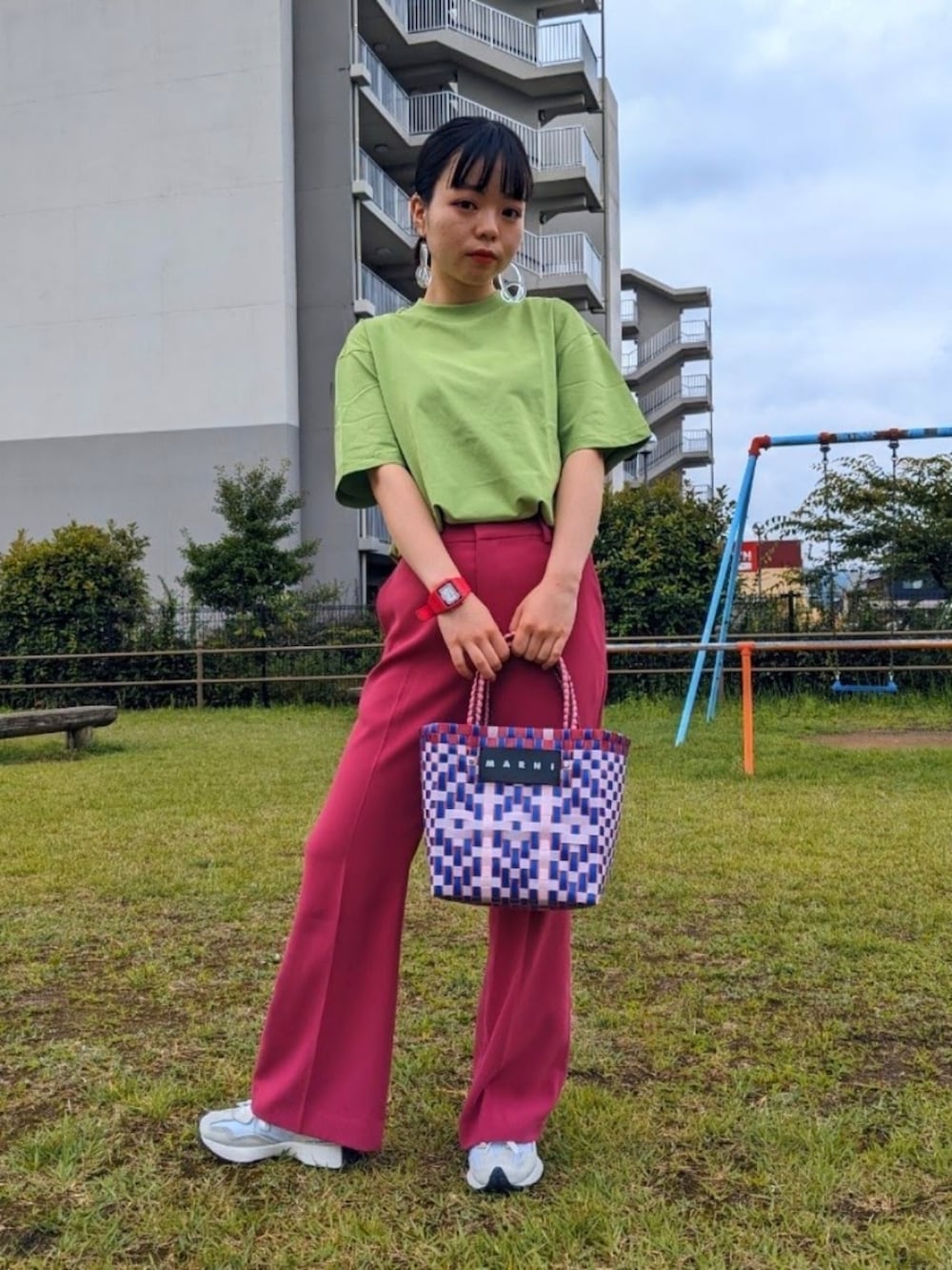 「このスタイルがお気に入り、初夏コーデ、休日コーデ、カラーパンツ、カラーコーデ、おでかけコーデ、ラクチンコーデ、パンツコーデ、白スニーカー、ピンク、カラフル、プチプラ、ユニクロ、ootd、ブルベ冬」｜「MARNI MARKETのジャージーハンドル ミニバスケット（かごバッグ、ピンク系）」を使った、さくら🌸さん（骨格ウェーブ・レディース・153cm）の夏コーディネートの4枚目の写真