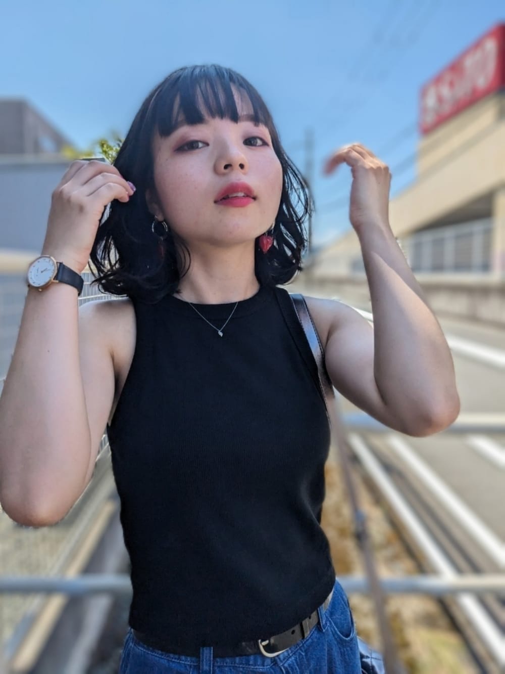 「シアーシャツ、シアートップス、シアー、デニム、プチプラ、ミニバッグ、キラキラバッグ、大人カジュアル、今日のコスメと服、ユニクロ、カーゴパンツ、お洒落さんとつながりたい、大人かわいい、パンツスタイル、お出かけコーデ」｜「GUのアイテム（ショルダーバッグ、シルバー系）」を使った、さくら🌸さん（骨格ウェーブ・レディース・153cm）の夏コーディネートの2枚目の写真