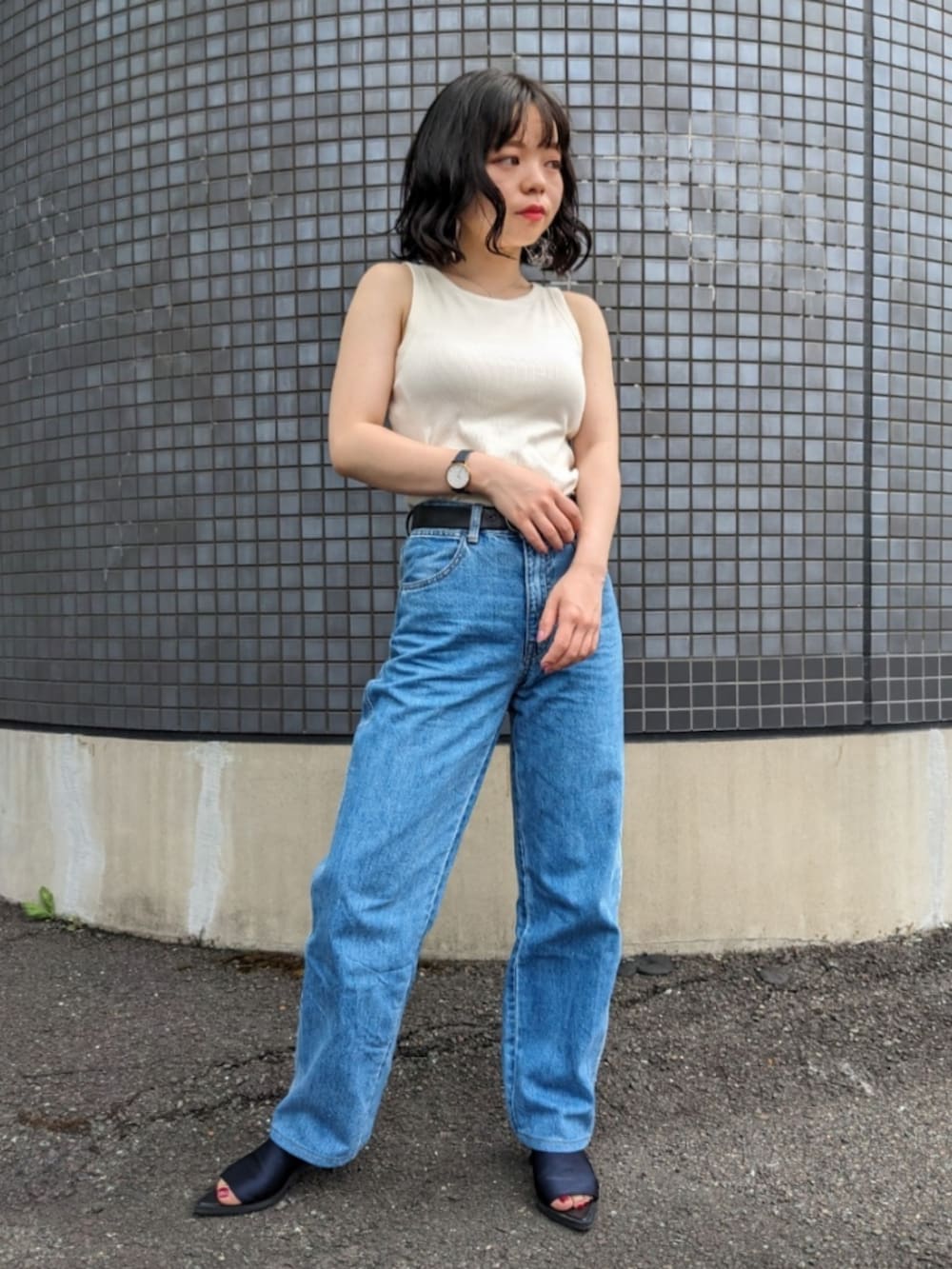 「夏コーデ、アメリカンスリーブ、サンダル、リラックススタイル、ノースリーブ、UNIQLO U、シンプルコーデ、肌見せ、プチプラ、デニム、フェススタイル、休日スタイル、いいね、save、フォローお願いします🤑、おしゃれさんと繋がりたい、骨格ウェーブ」｜「UNIQLOのアイテム（タンクトップ、ホワイト系）」を使った、さくら🌸さん（骨格ウェーブ・レディース・153cm）の夏コーディネートの3枚目の写真
